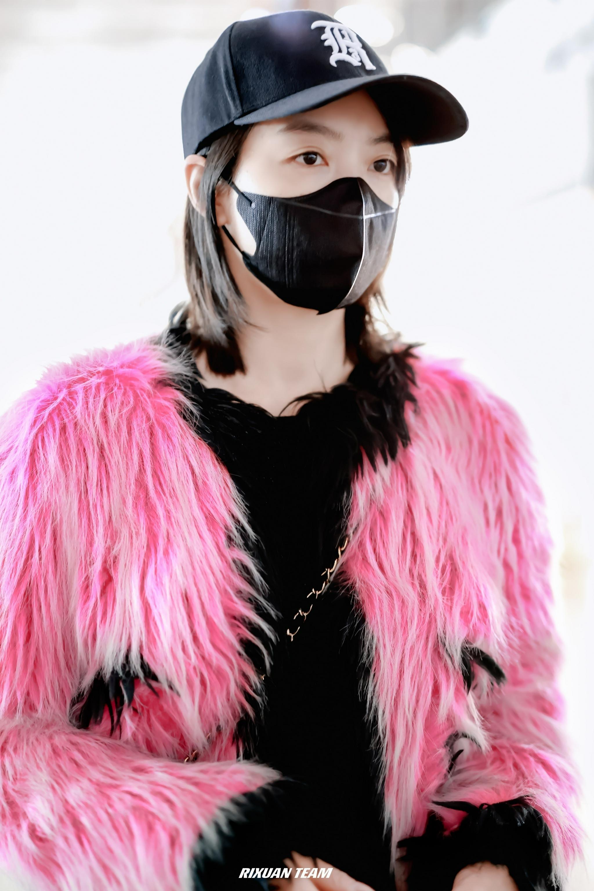 宋茜今日机场饭拍 粉色毛茸外套 牛仔裤 鸭舌帽……|宋茜|外套|牛仔裤