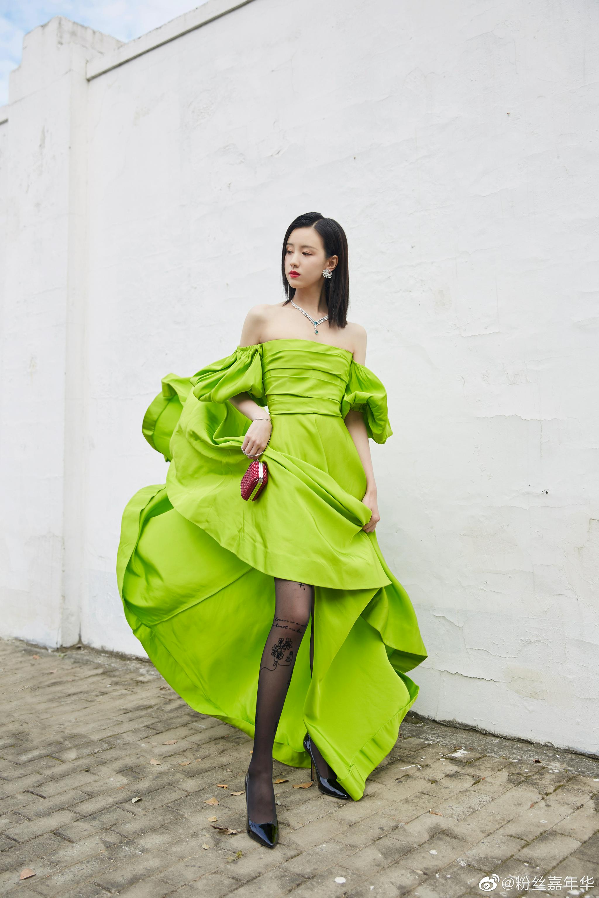 elle风尚大典造型图释出绿色礼服搭配抹胸设计