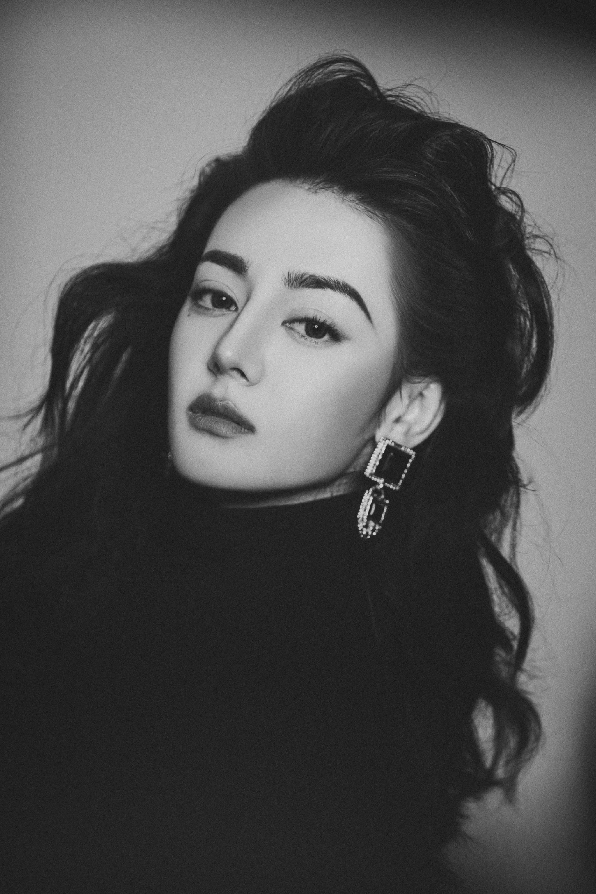 迪丽热巴时尚芭莎电子刊花絮照狂野个性