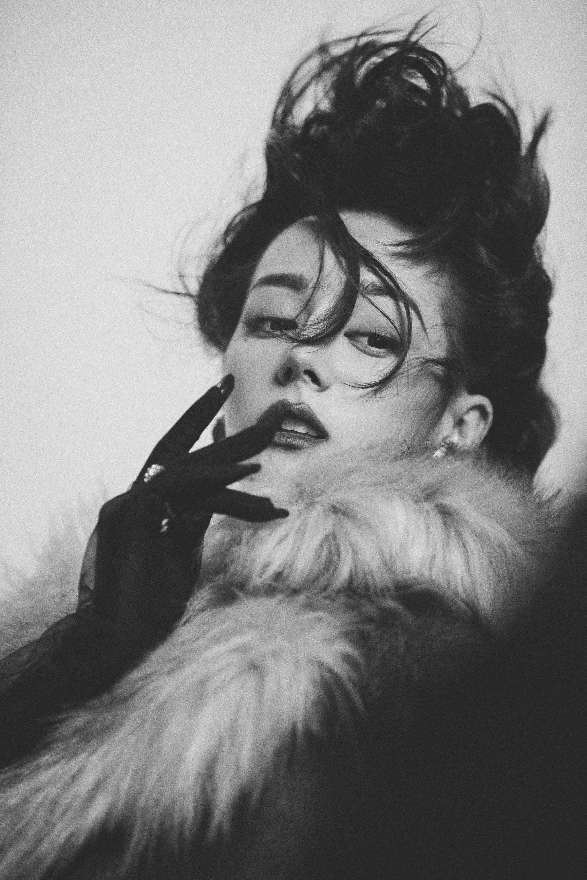 迪丽热巴时尚芭莎电子刊花絮照狂野个性