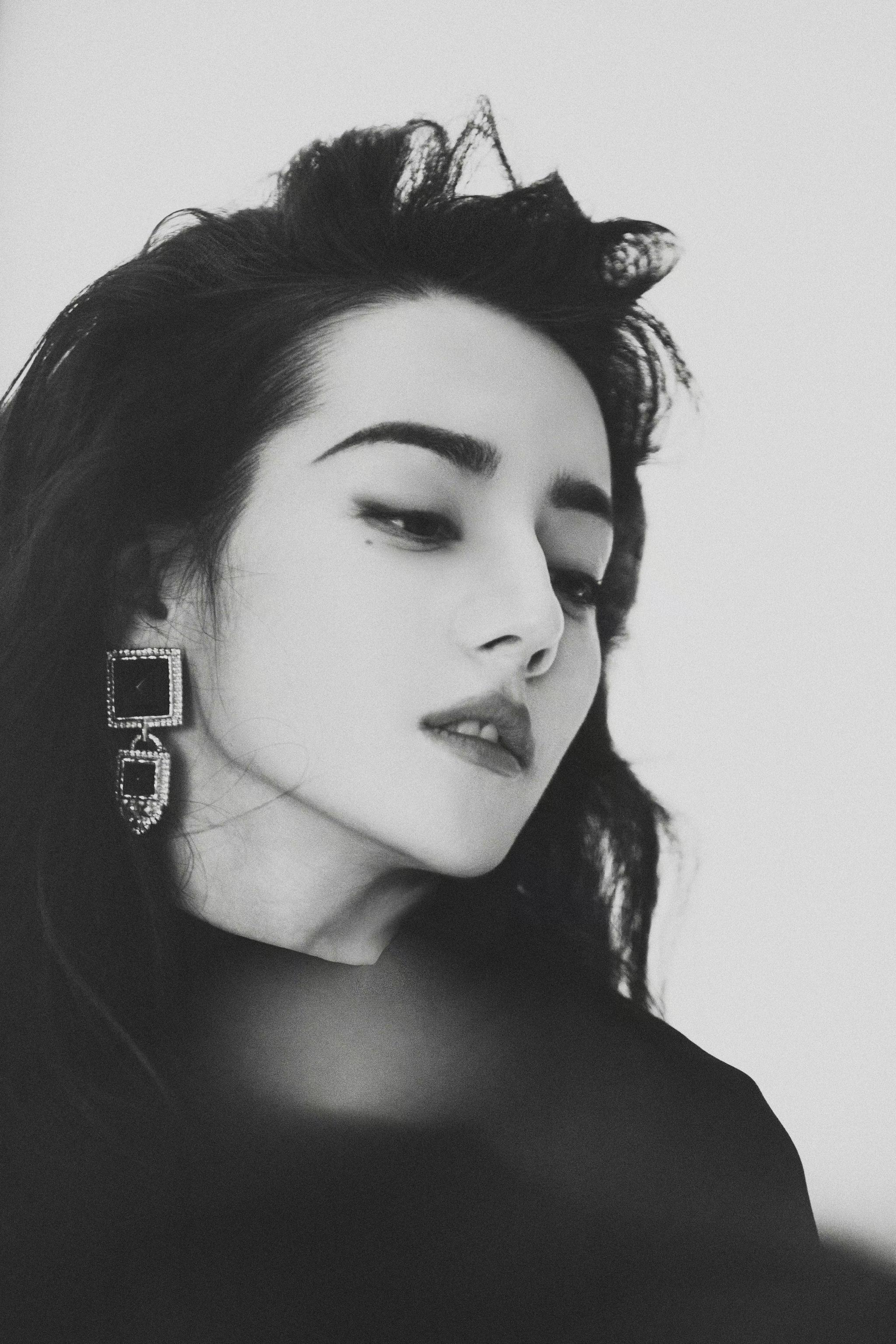 迪丽热巴时尚芭莎电子刊花絮照狂野个性