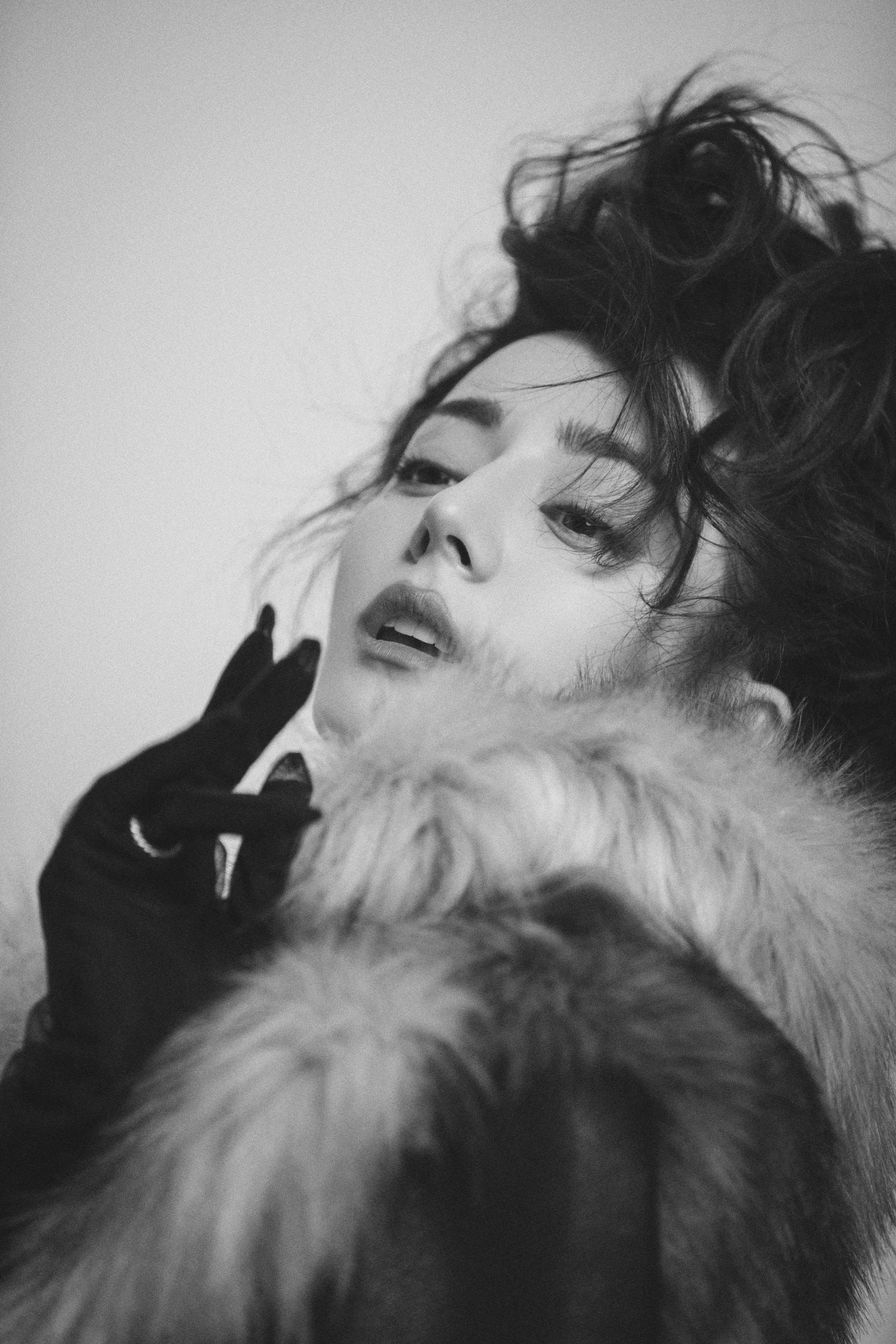 迪丽热巴时尚芭莎电子刊花絮照狂野个性