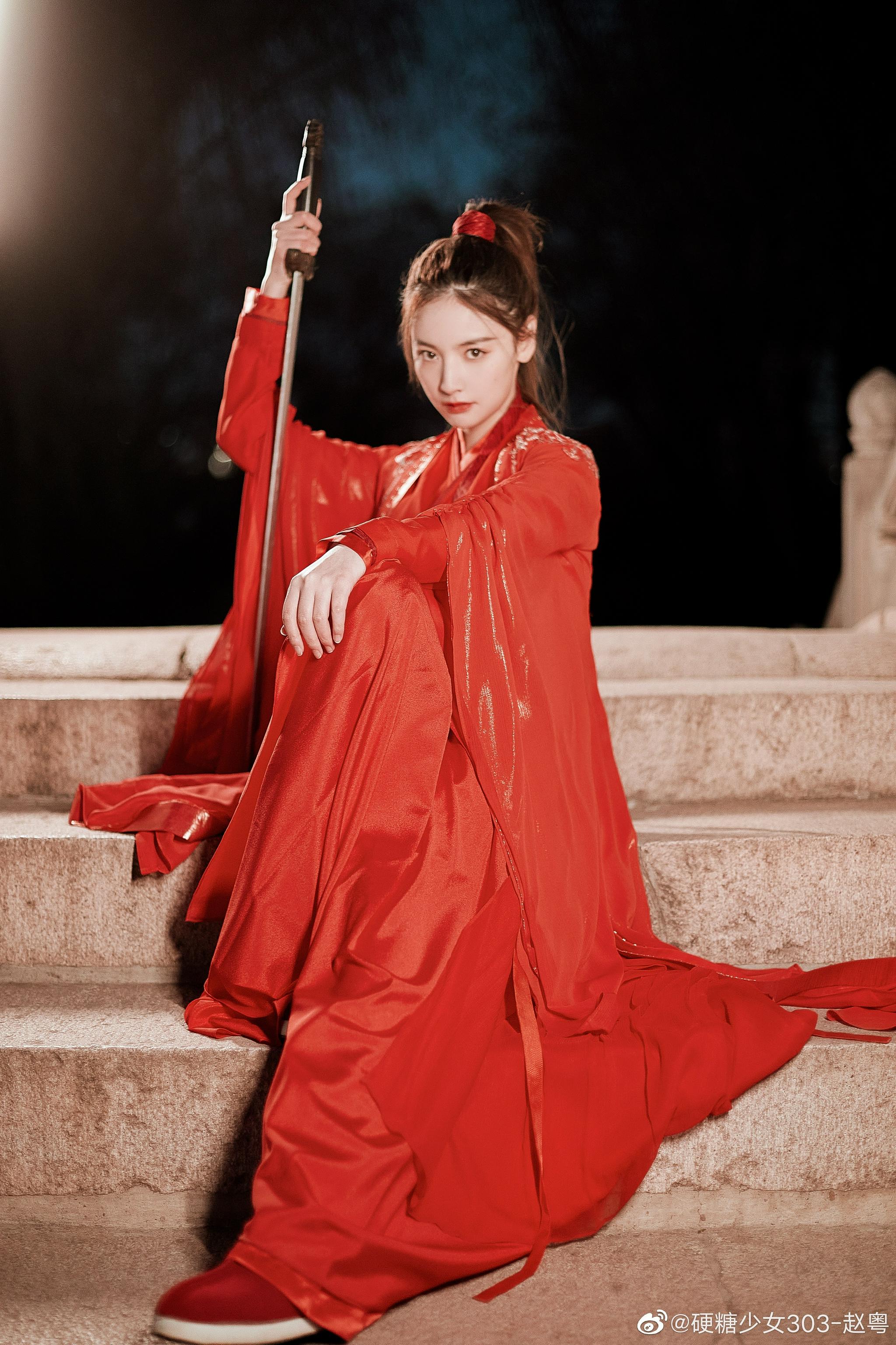 赵粤古装红衣束发造型写真抚剑斟酒鲜衣怒马