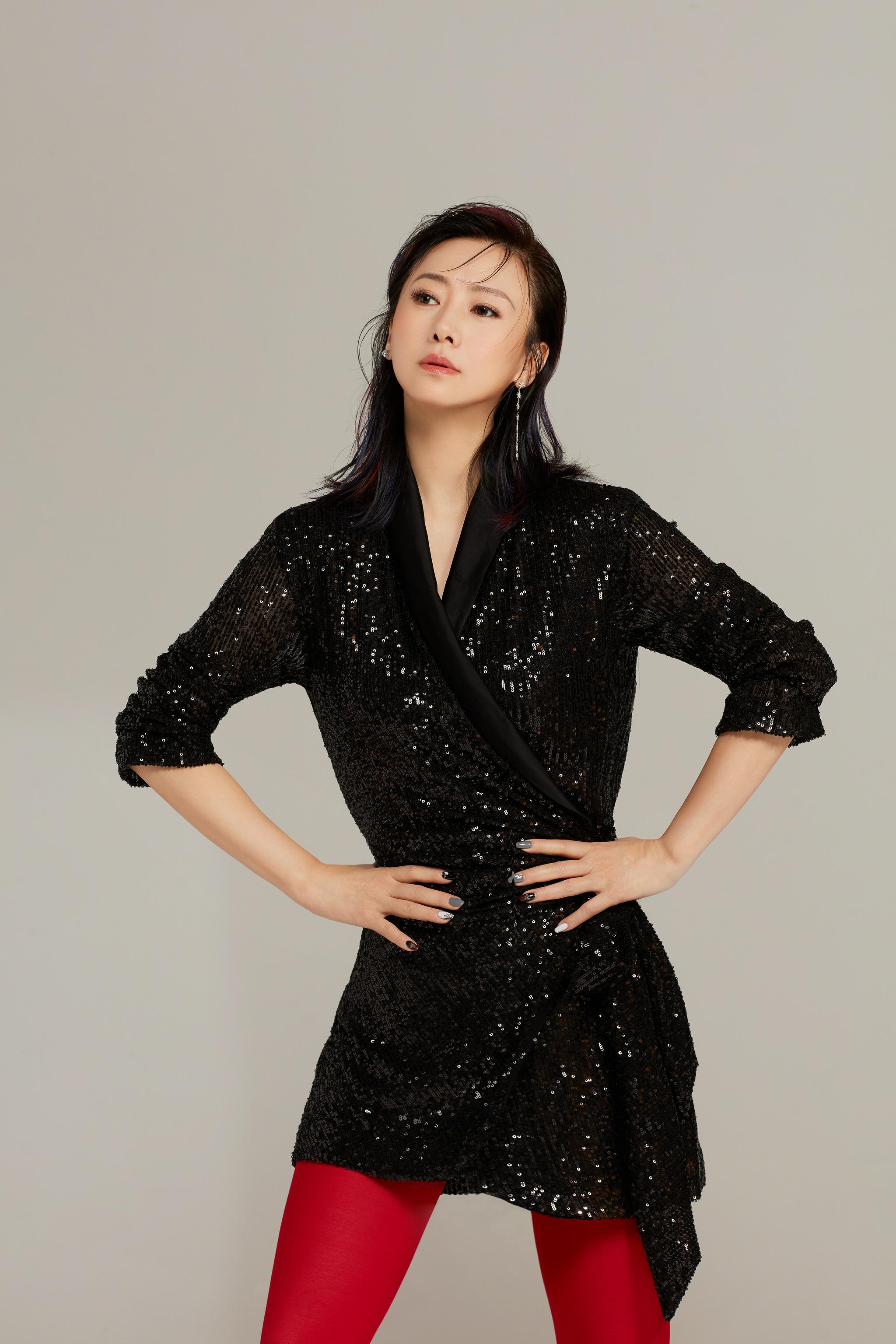 曝光全新冻龄大片,坦言心态是"冻龄"秘诀……|翁虹_新浪新闻