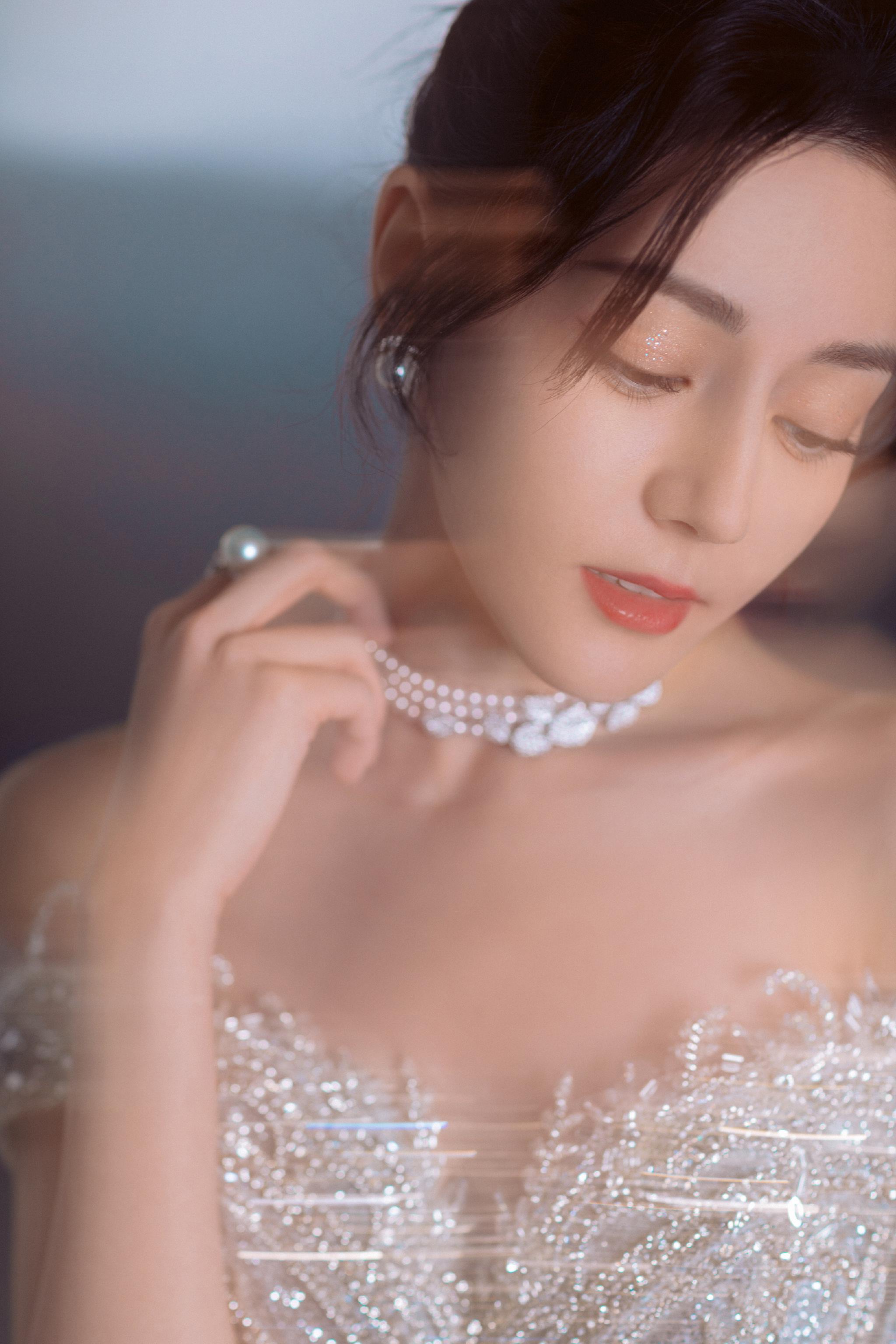 迪丽热巴活动造型大片一袭星河礼裙璀璨夺目