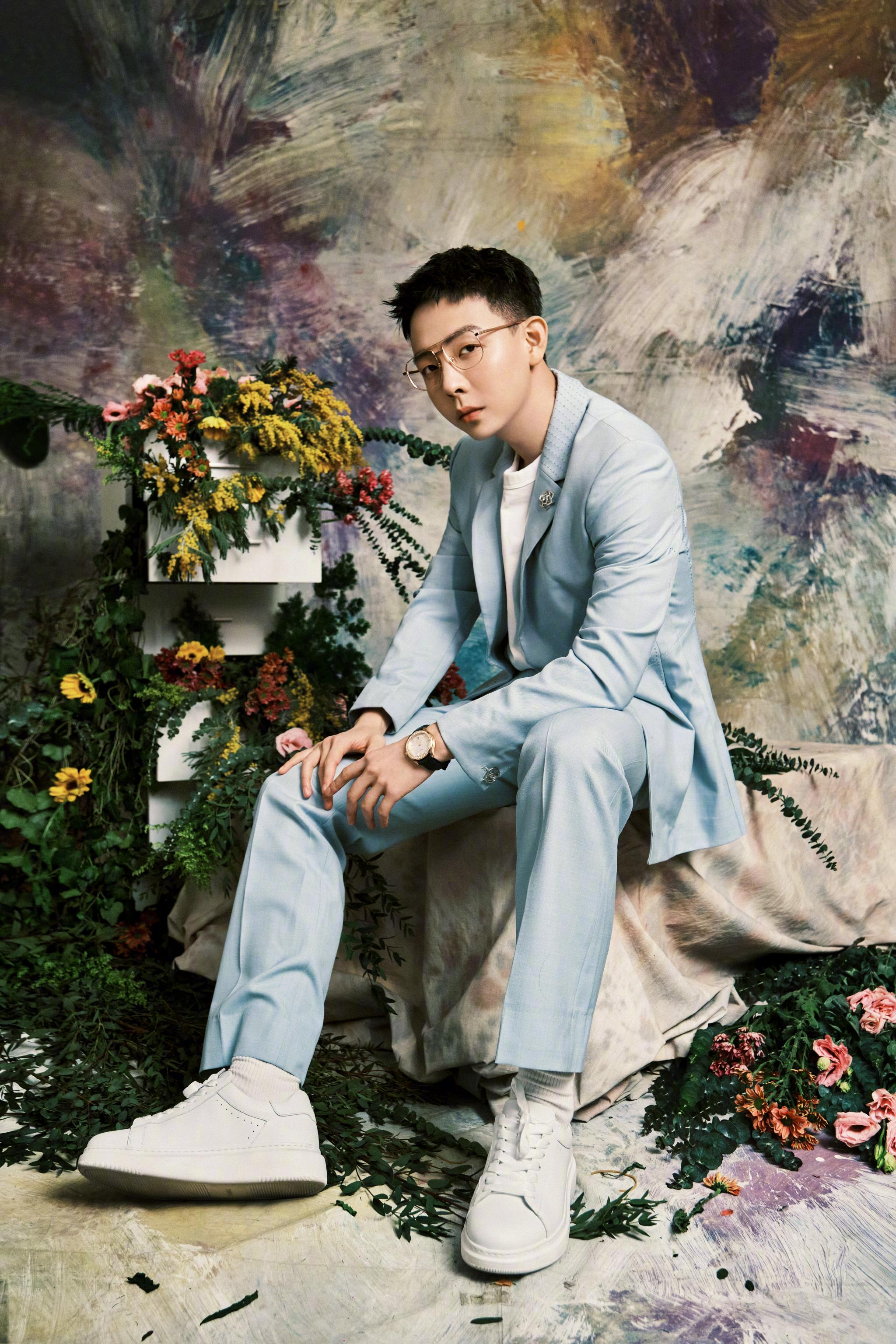 胡夏今晚亮相 ,释出春日油画大片,以全新造型喜迎元宵!