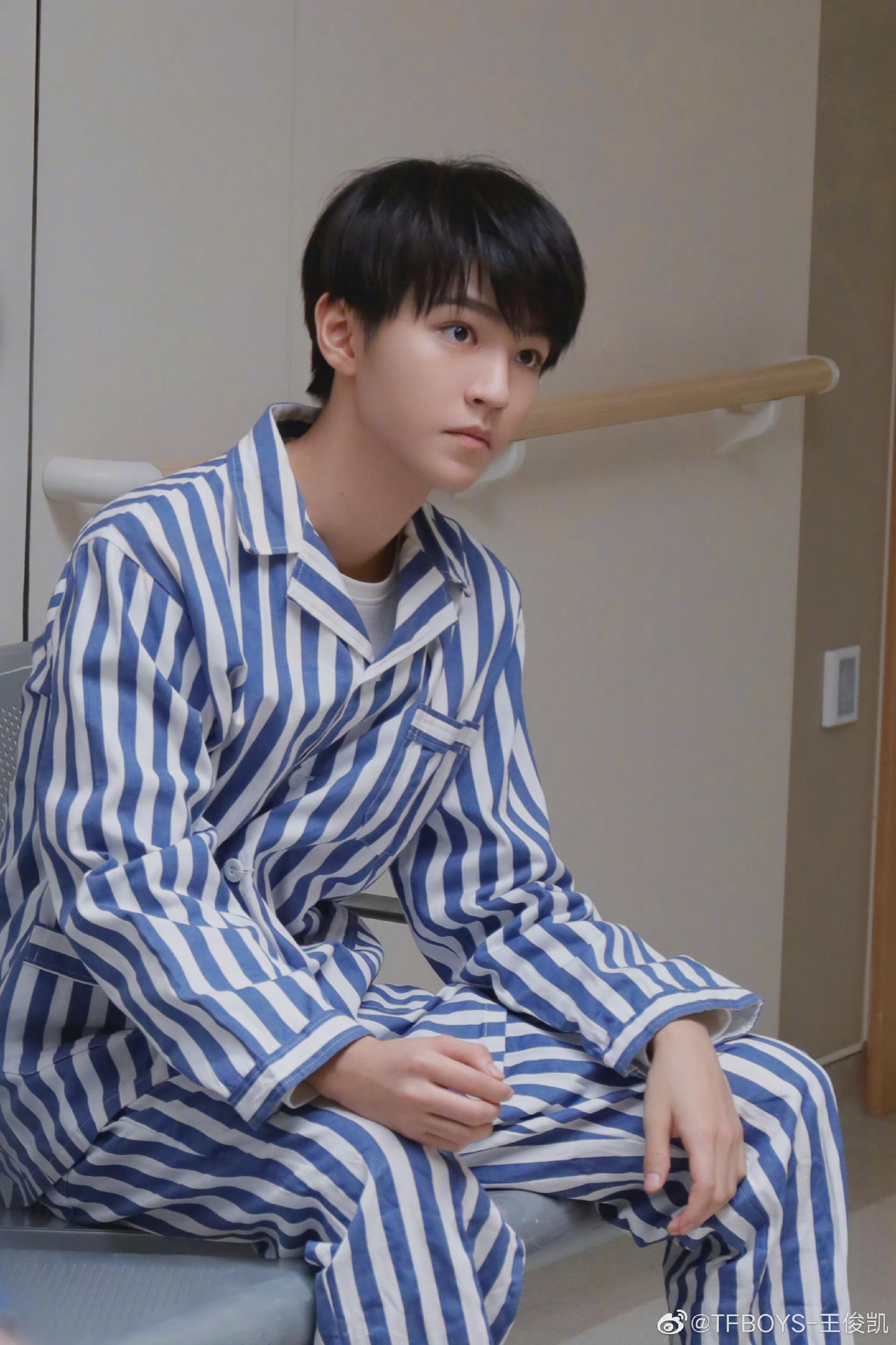 王俊凯重生之门剧照王俊凯剧透预警请记住这套ootd