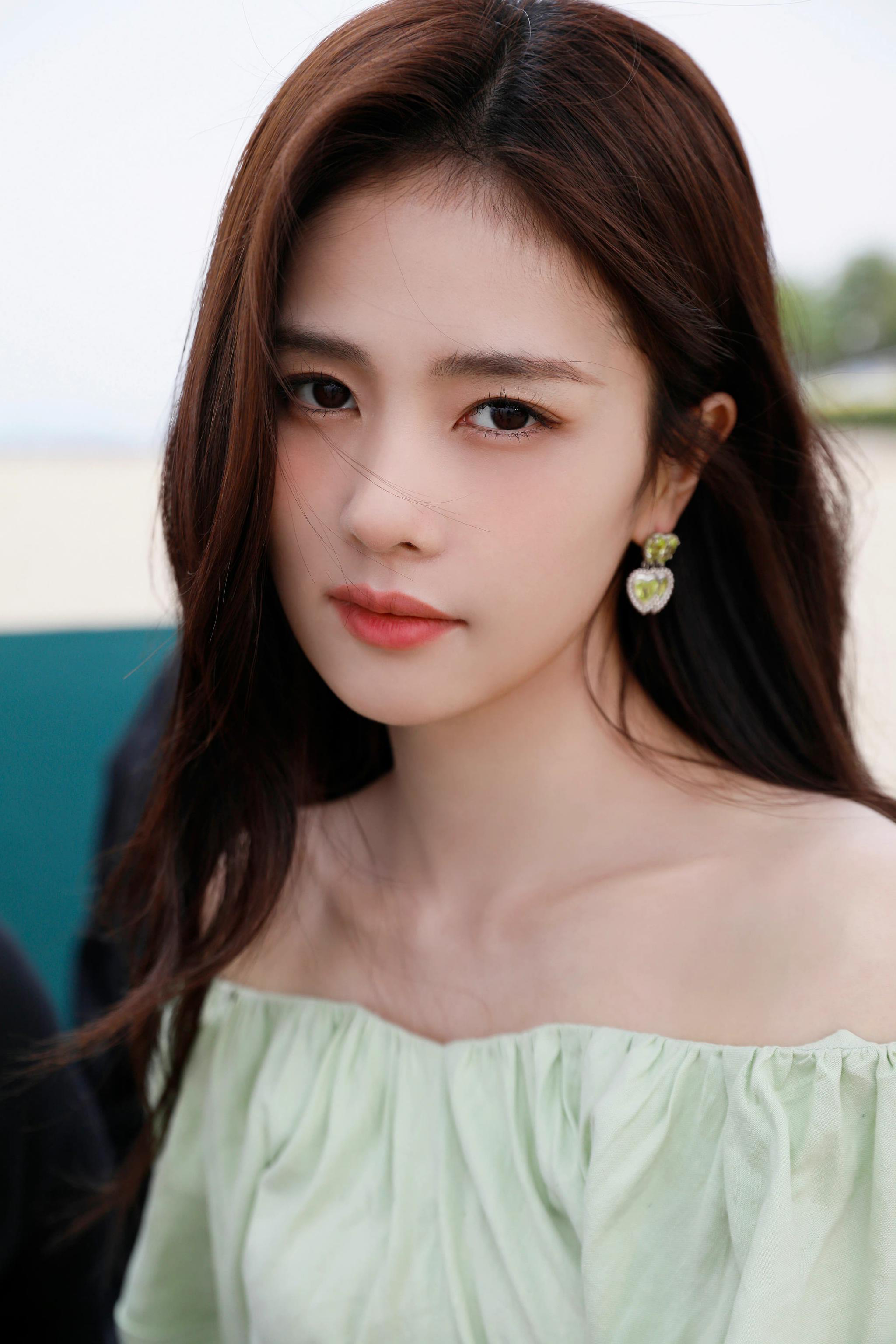 白鹿和海边沙滩的适配度99 双马尾小甜妹直接击中了我的……心巴