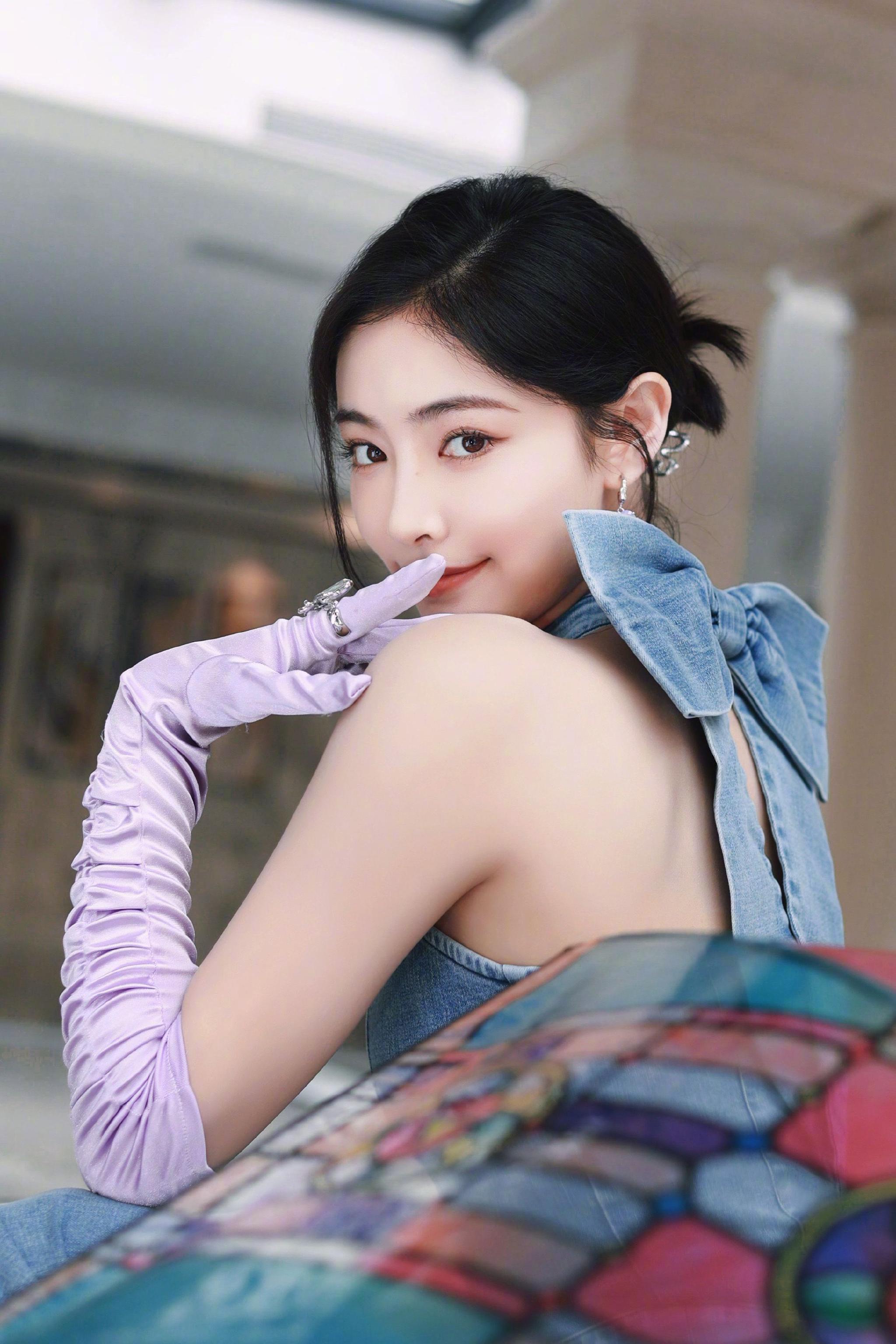 许佳琪今日造型……__财经头条