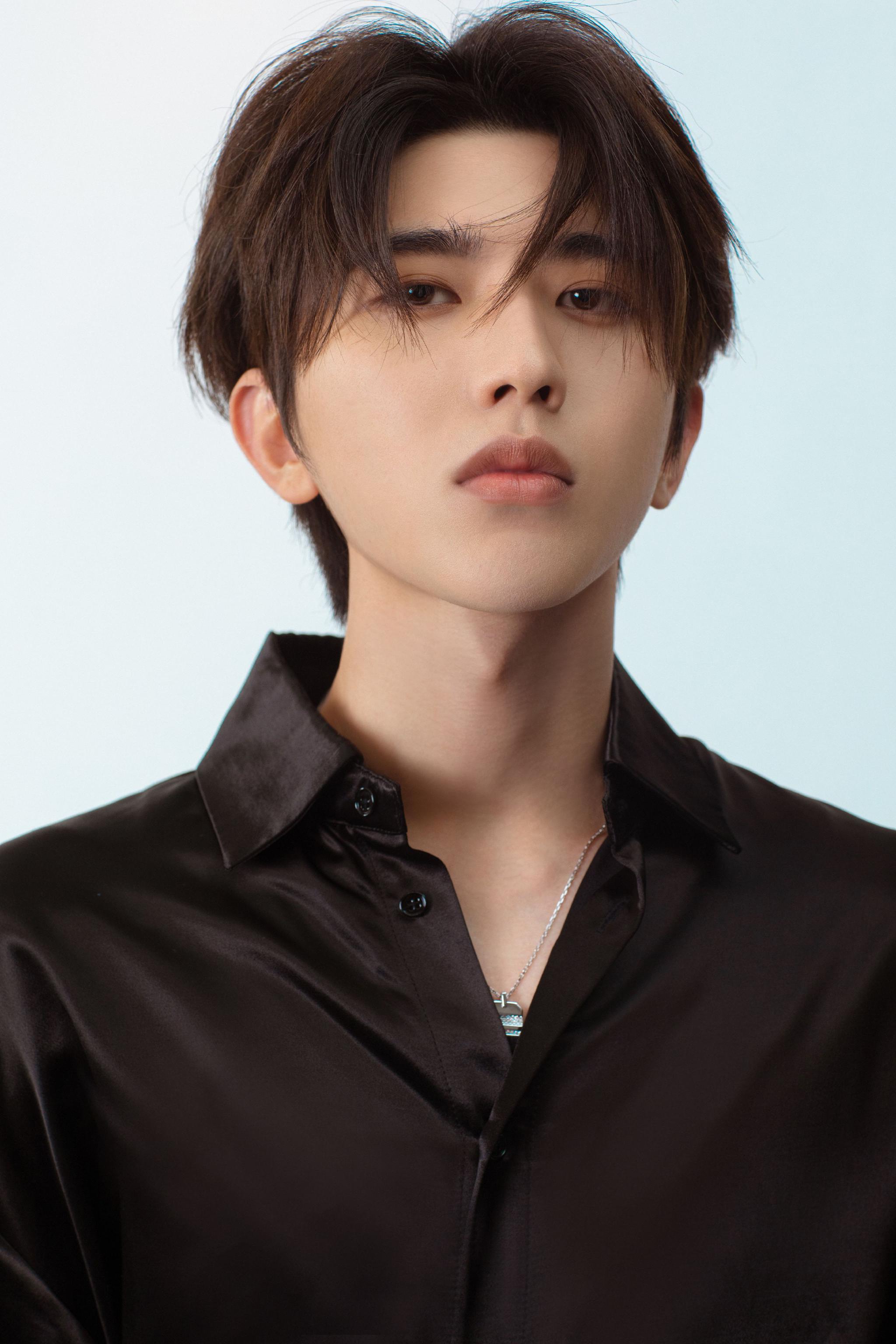 还是那句话蔡徐坤的下颚线比我的人生还要清晰