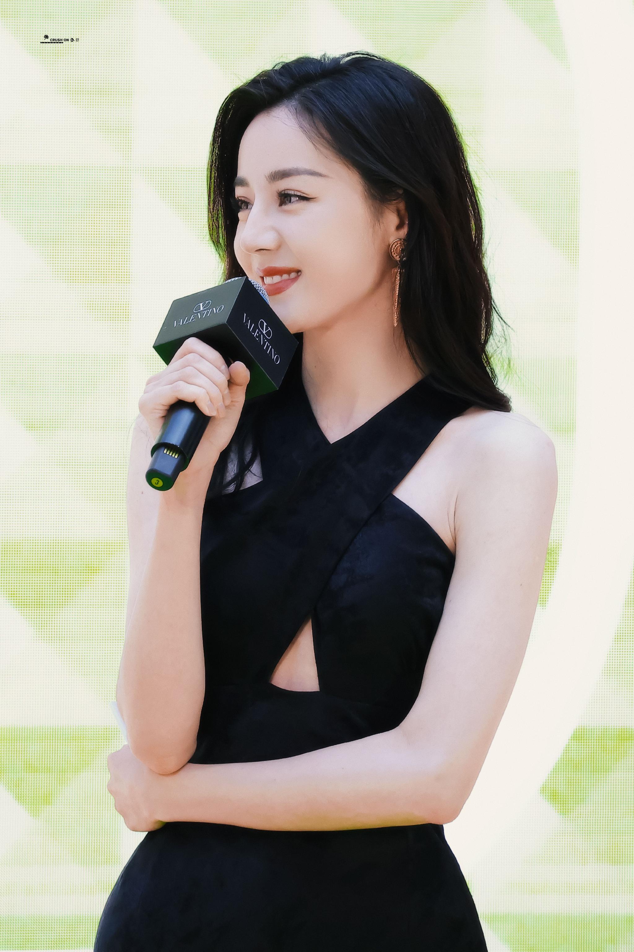 迪丽热巴黑色镂空挂脖裙美人无处安放的魅力