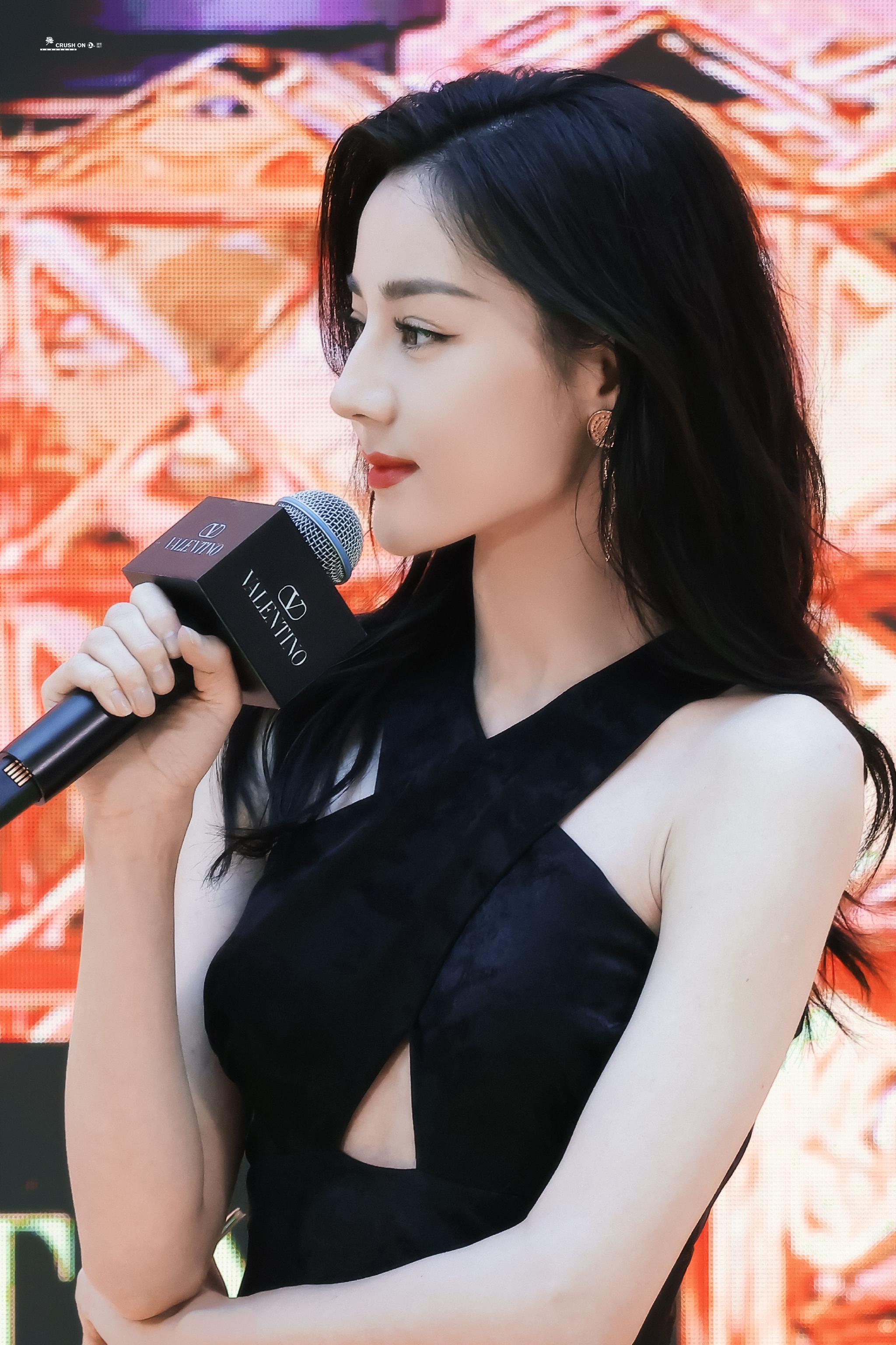 迪丽热巴黑色镂空挂脖裙美人无处安放的魅力