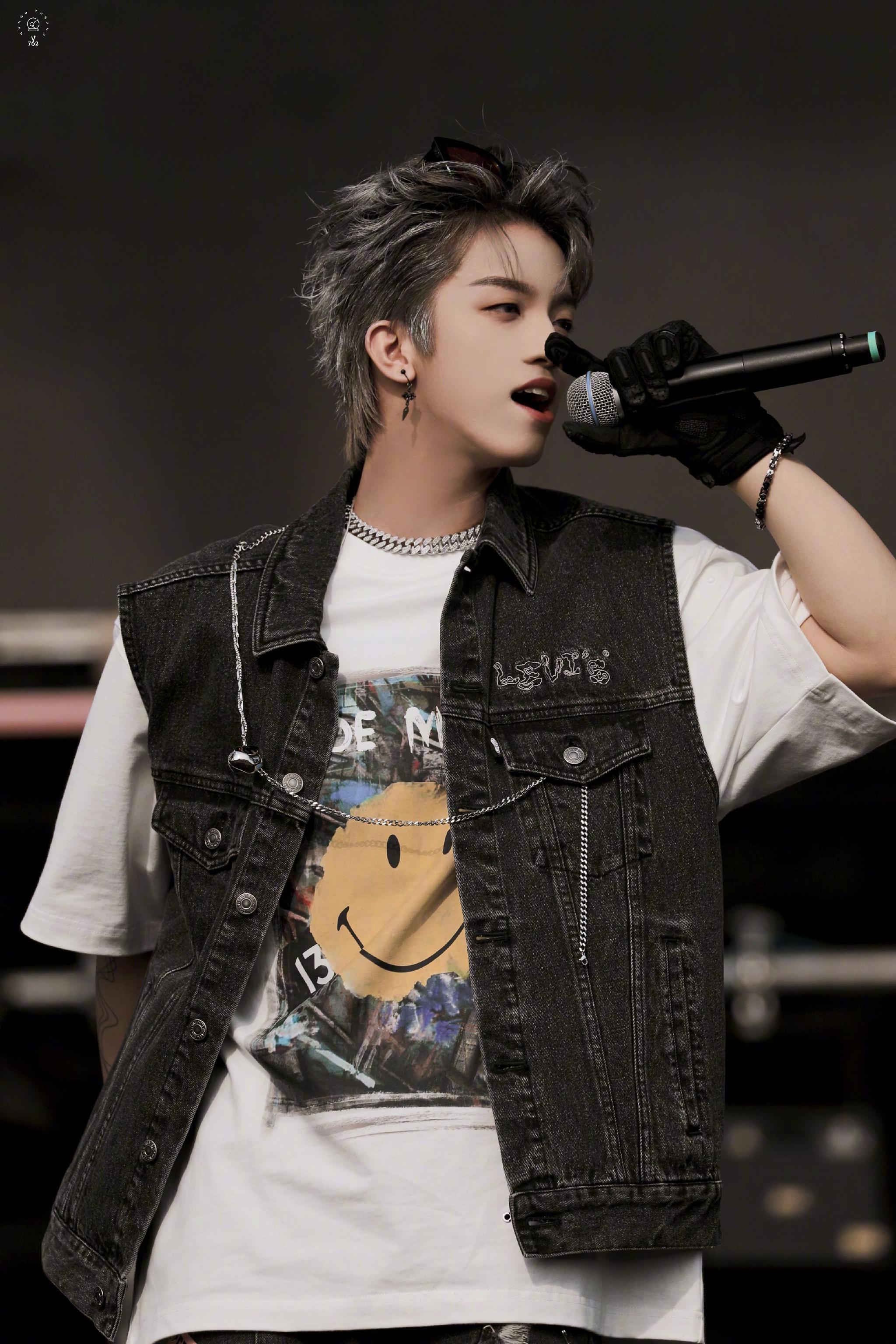 孙亦航音乐节造型96 白t77黑色牛仔马甲……__财经头条