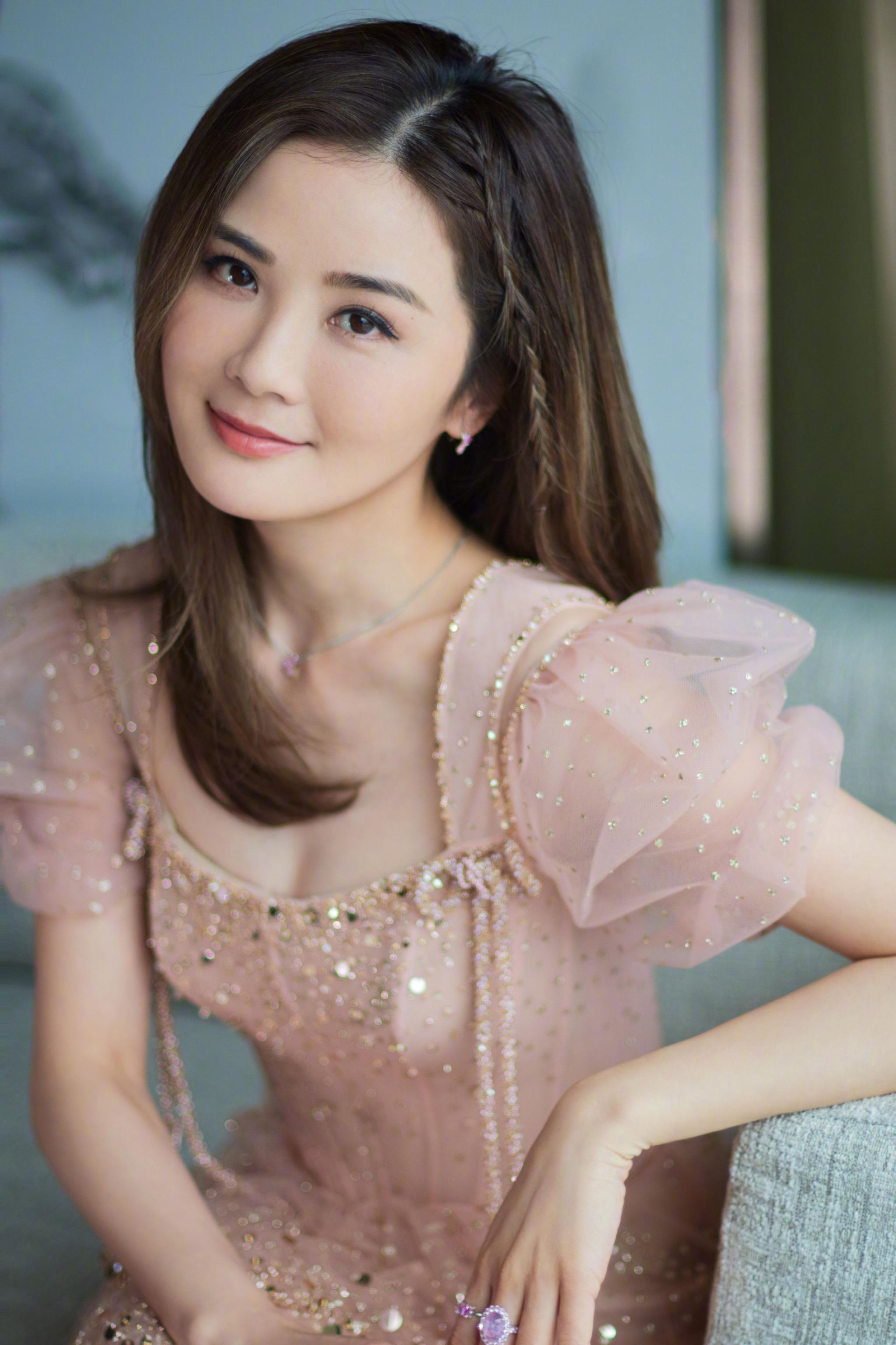 阿sa@蔡卓妍 阿娇@鍾欣潼 造型美图释出,香槟色蛋糕裙彰显独特气质