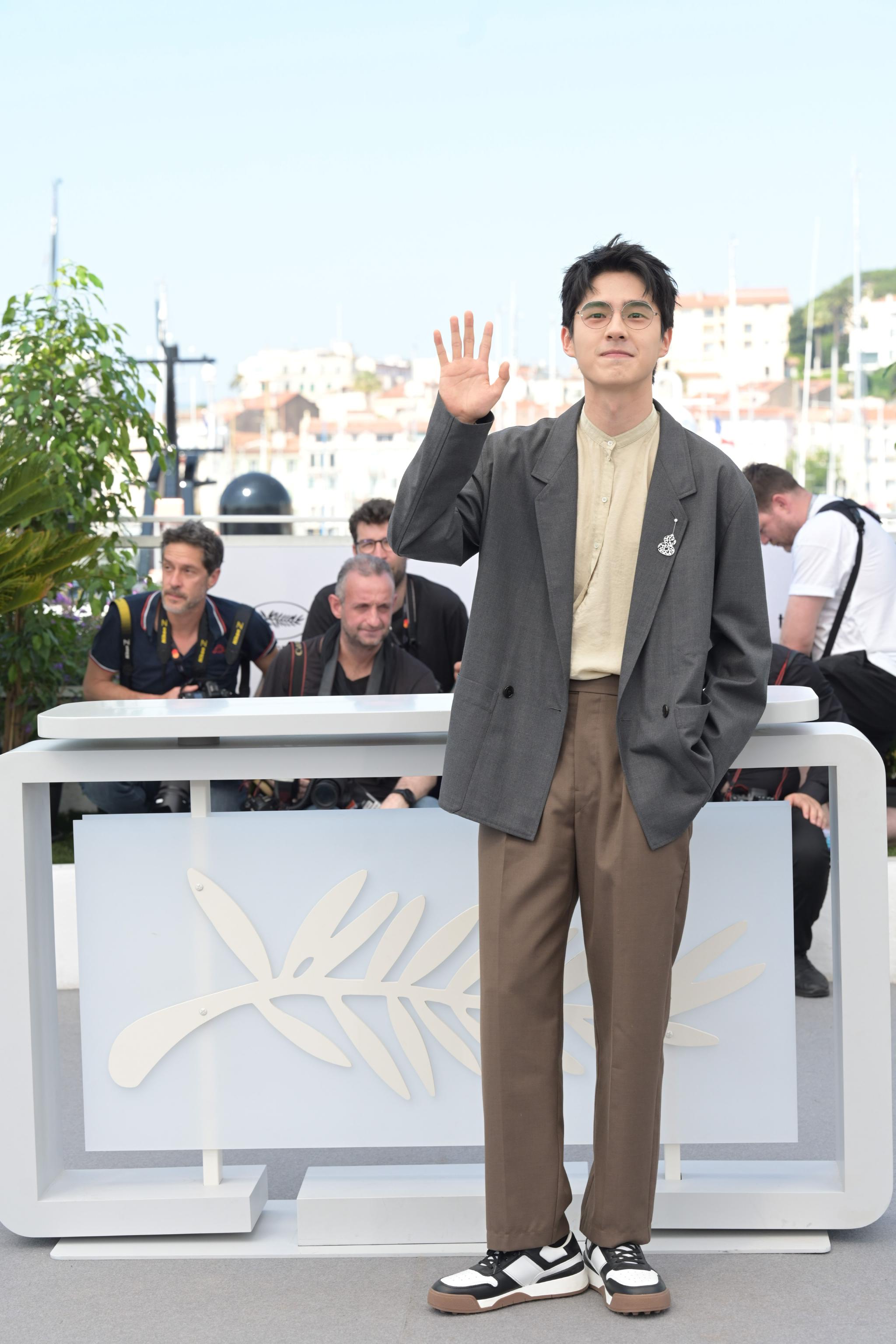 刘昊然随《燃冬》剧组亮相photocall……|燃冬|刘昊然|剧组_新浪新闻