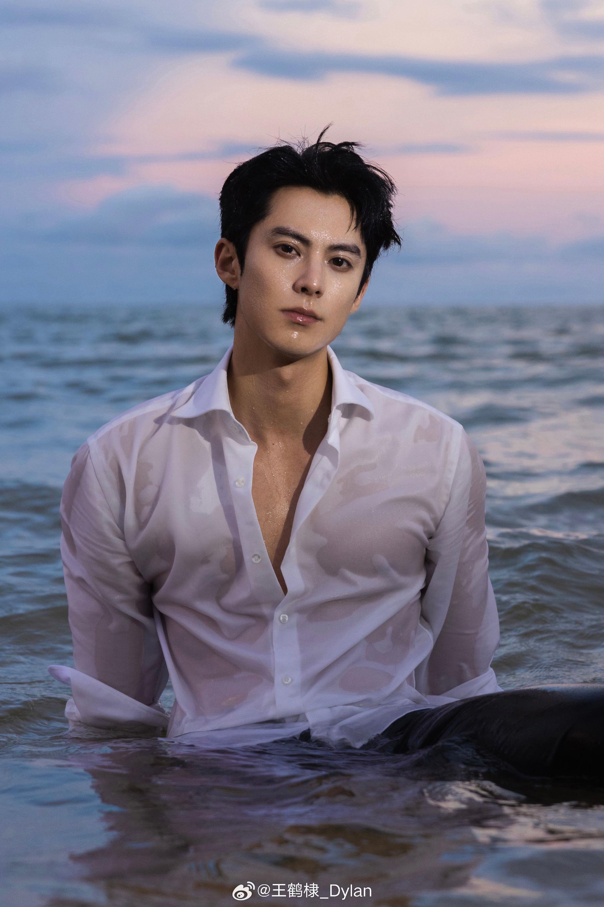 王鹤棣最新海边大片重返夏日白衬衫湿身造型猛秀胸肌身材太好了吧