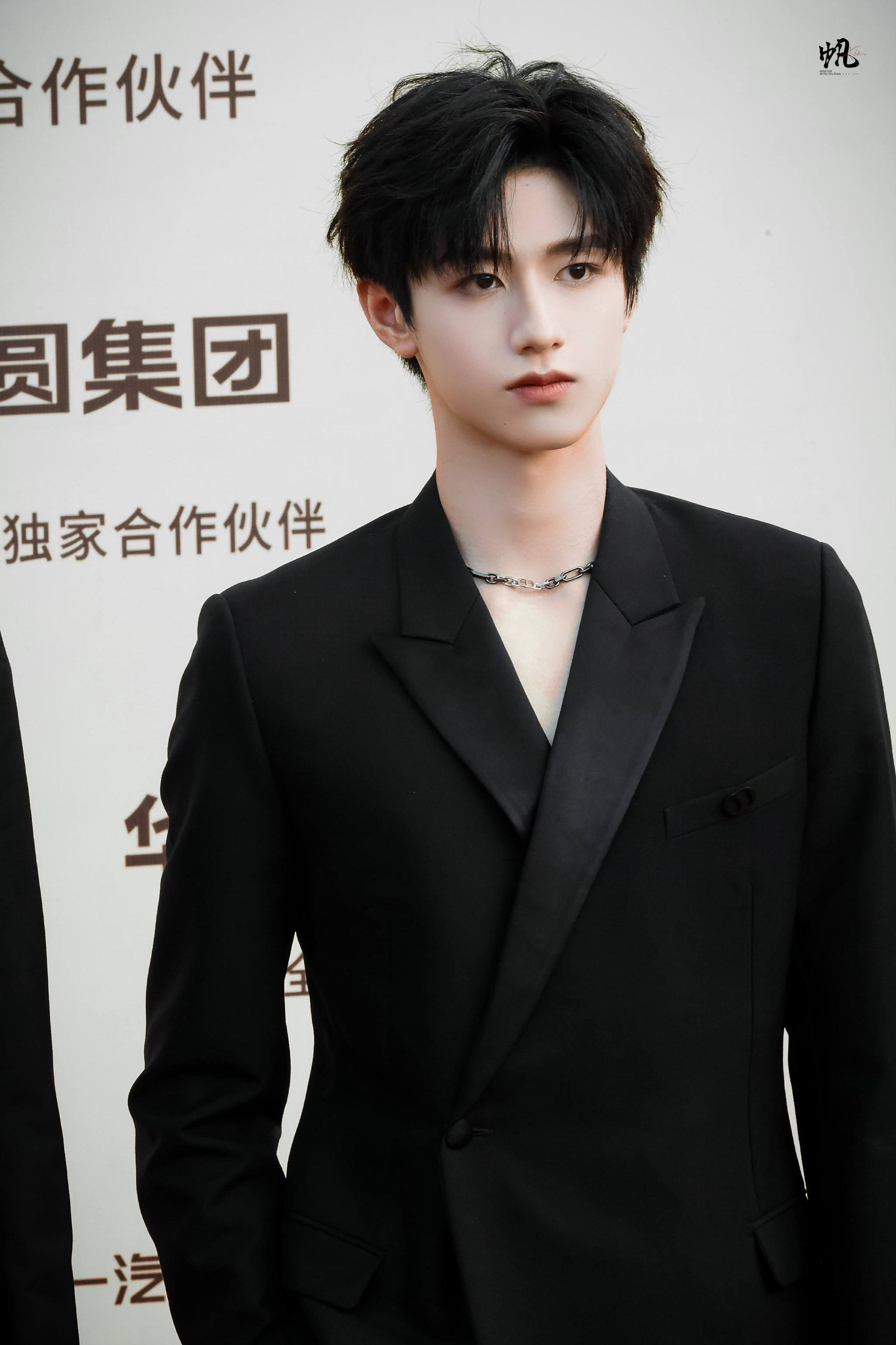 TOP登陆少年组合朱志鑫、张泽禹、张极、苏新皓走上本届金鸡红毯|金鸡奖|苏朱|皓极|志极|极禹_新浪新闻