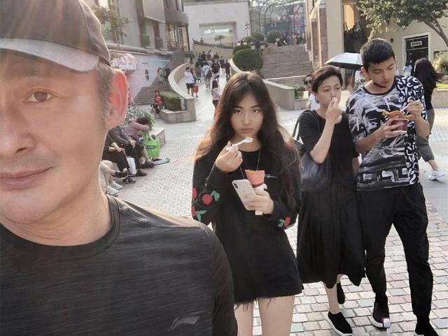 事实上,景岗山的女儿景天瞳还是一个标准的00后呢,你别看她画着精致