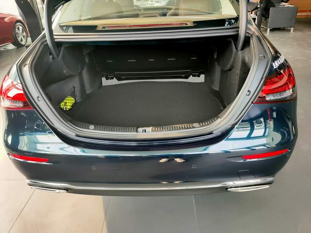 后备箱内部空间比较规整,纵深表现优秀,左侧设计有网兜,平直可以放