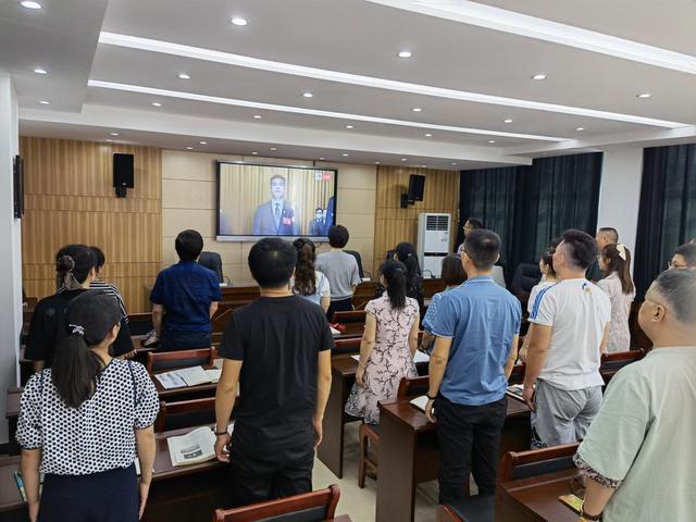 九江六中组织全体教师观看中共九江市第十二次代表大会开幕会现场直播休闲区蓝鸢梦想 - Www.slyday.coM