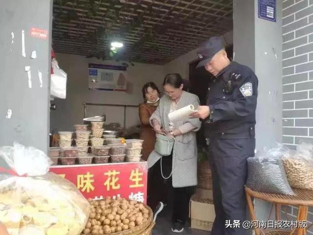 粗心妈妈把包丢 民警调取监控2小时成功找回