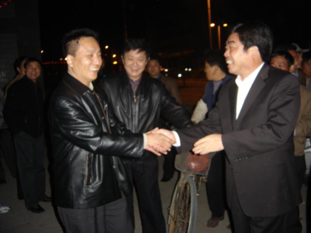 高永明书记(右1)向李宏明大队长表示感谢两个男性犯罪嫌疑人,一个叫蒋