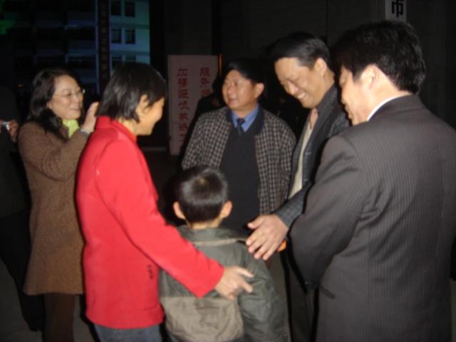 高永明书记(右1),我(右2),顾龙秀局长(右3)与小孩及其母亲在一起顾