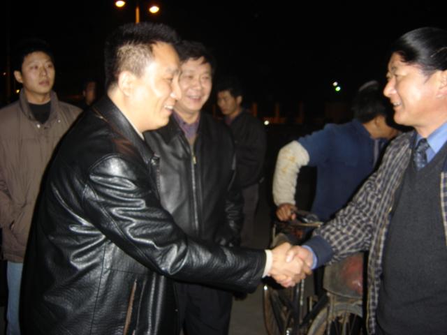 顾龙秀局长(右1)慰问李宏明大队长(左2)高永明书记(右1)向李宏明大队