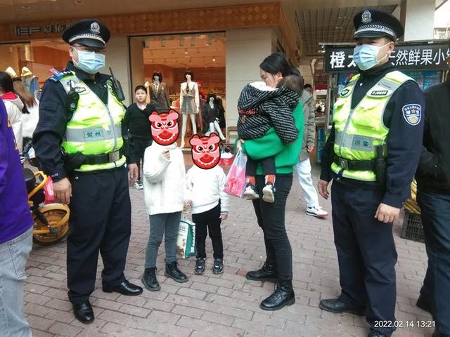 哭笑不得，4岁小男孩走失被警察找回，还炫耀“我今天坐了警车”休闲区蓝鸢梦想 - Www.slyday.coM