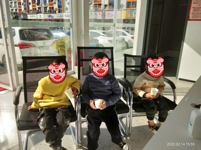 哭笑不得，4岁小男孩走失被警察找回，还炫耀“我今天坐了警车”休闲区蓝鸢梦想 - Www.slyday.coM