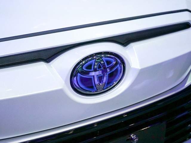 丰田锋兰达混动版实车亮相换蓝色车标搭载第五代ths混动系统