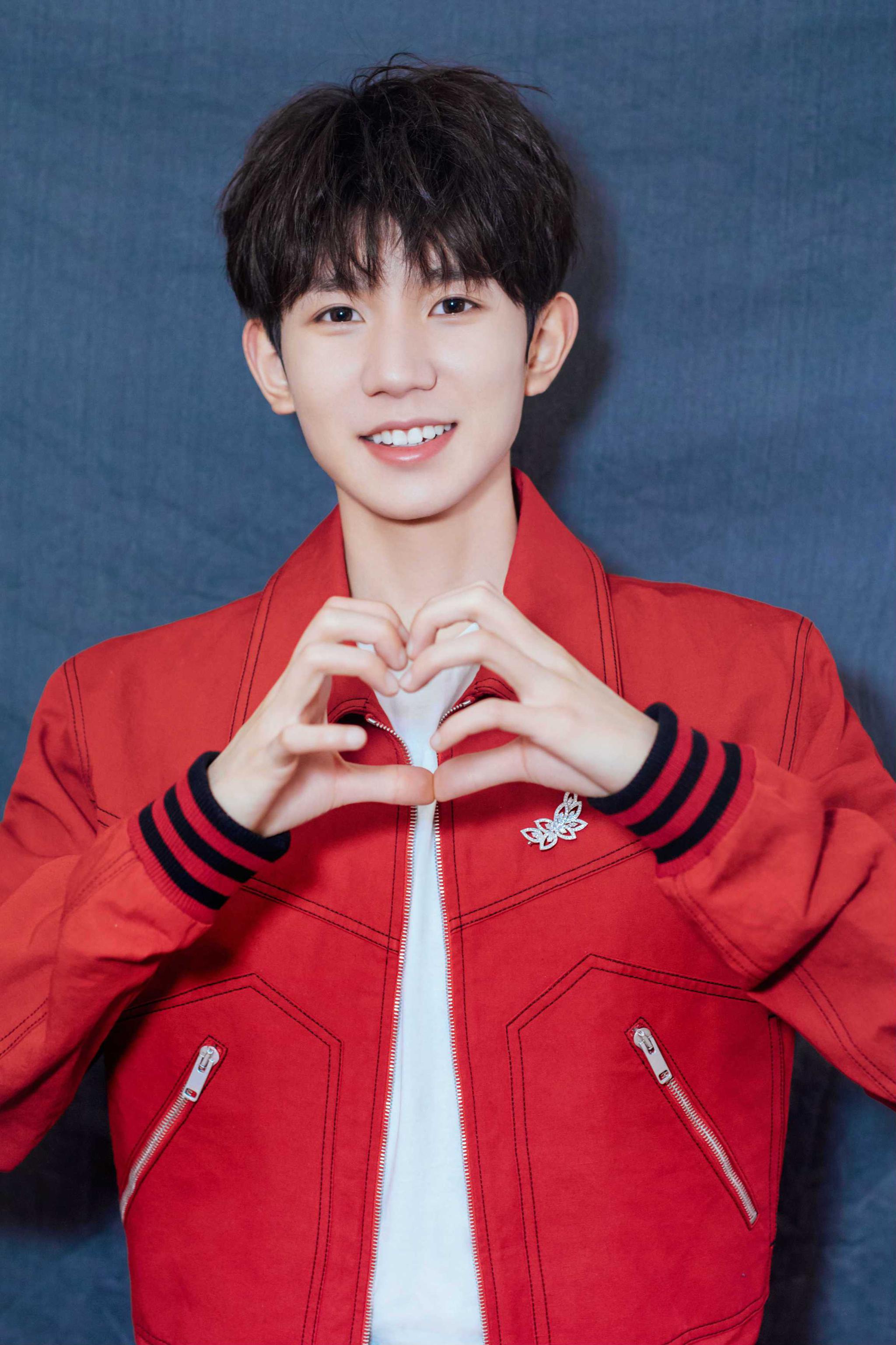 王源最新路照,网友表示看起来更有凌厉感了,越来越帅气