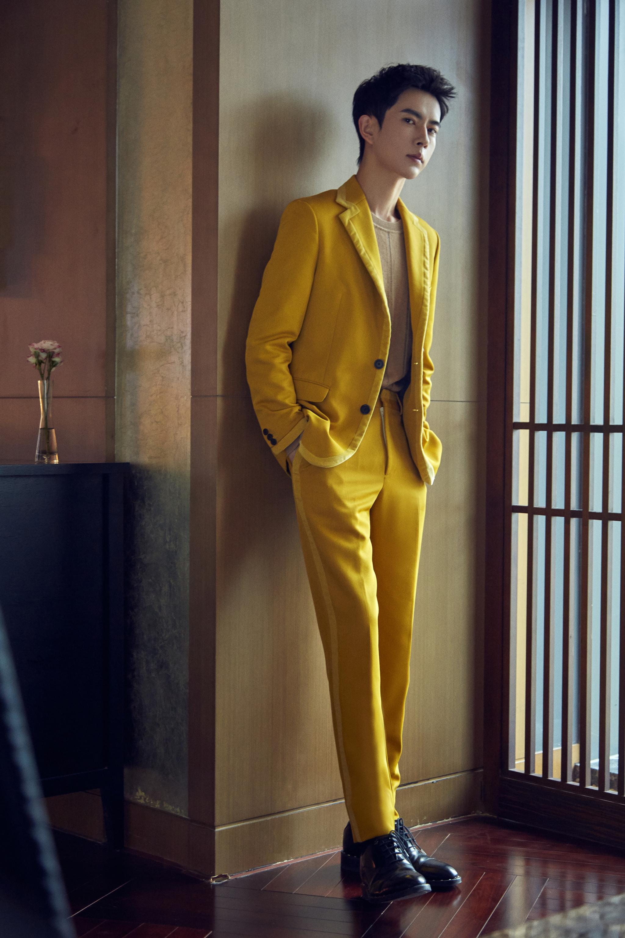 身穿适合秋日的黄色西服亮相第35届