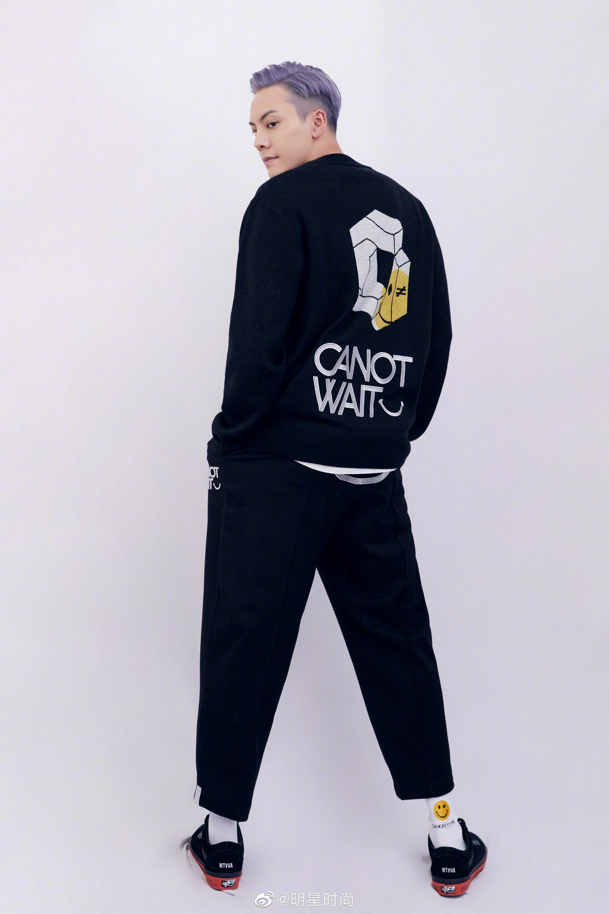 陈伟霆背影杀来了,帅气修身的黑色look超级无敌好看