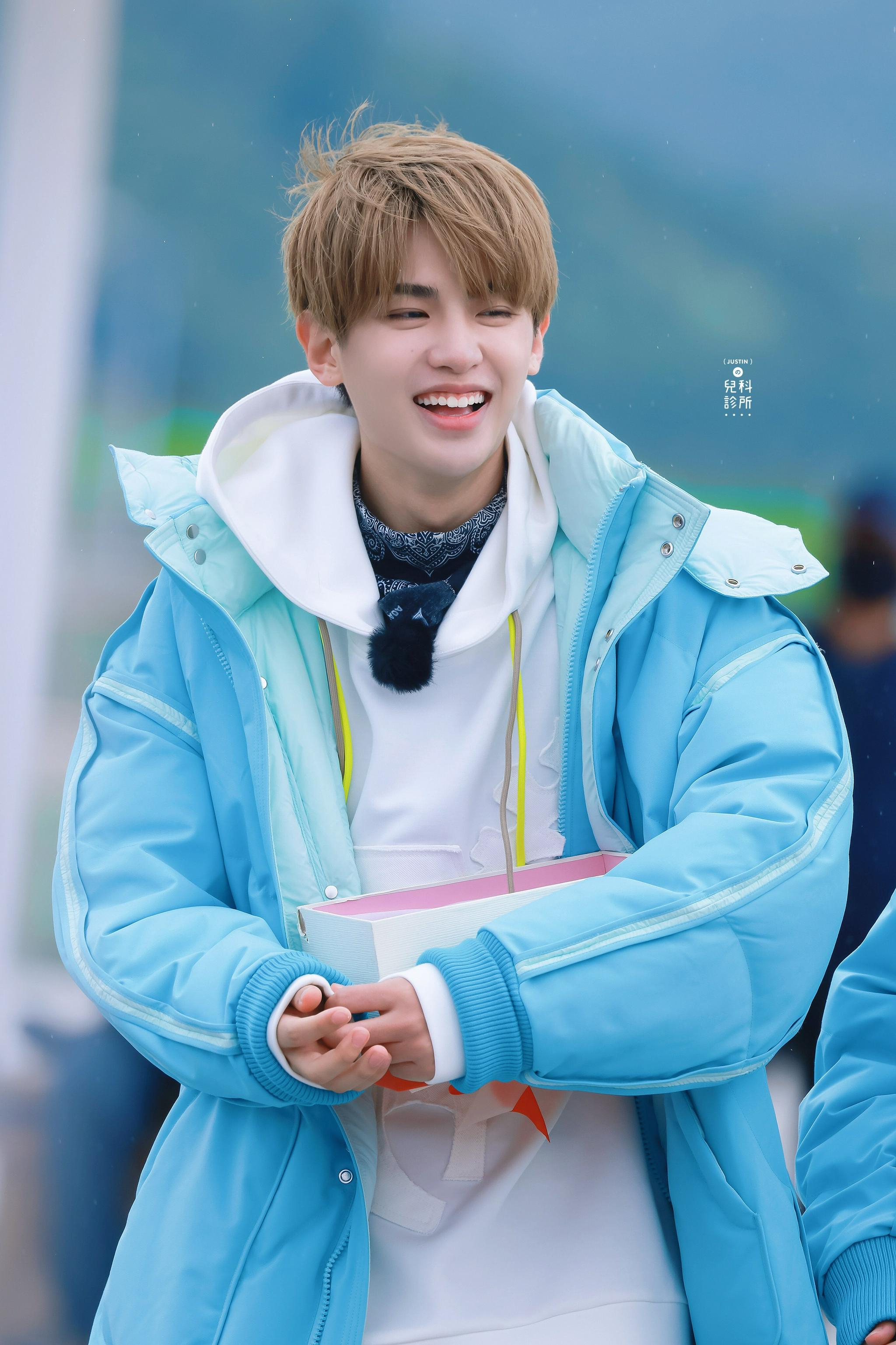 黄明昊极限挑战路透 看小贾笑起来心都化了,好乖的崽崽!