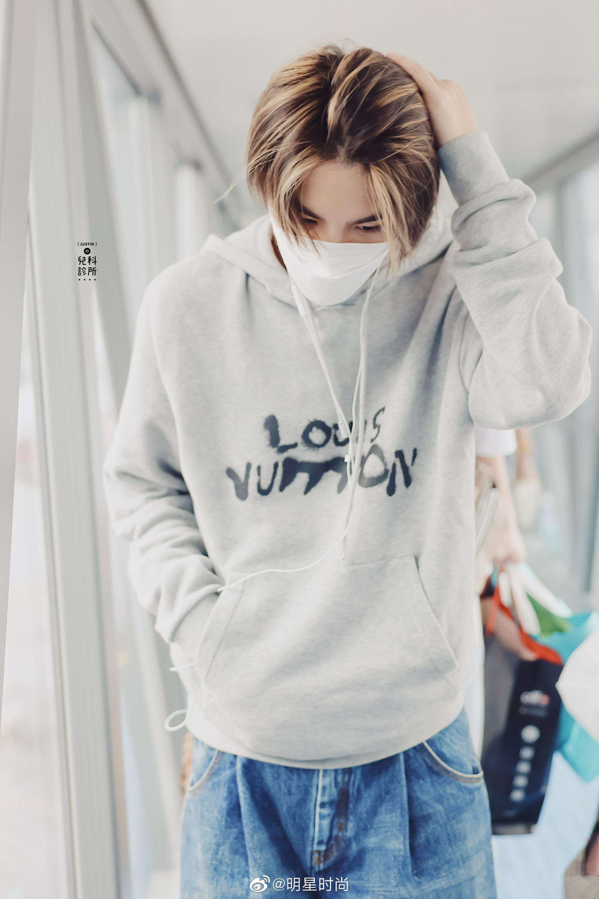 黄明昊今日份机场饭拍,灰色卫衣搭配蓝色牛仔裤