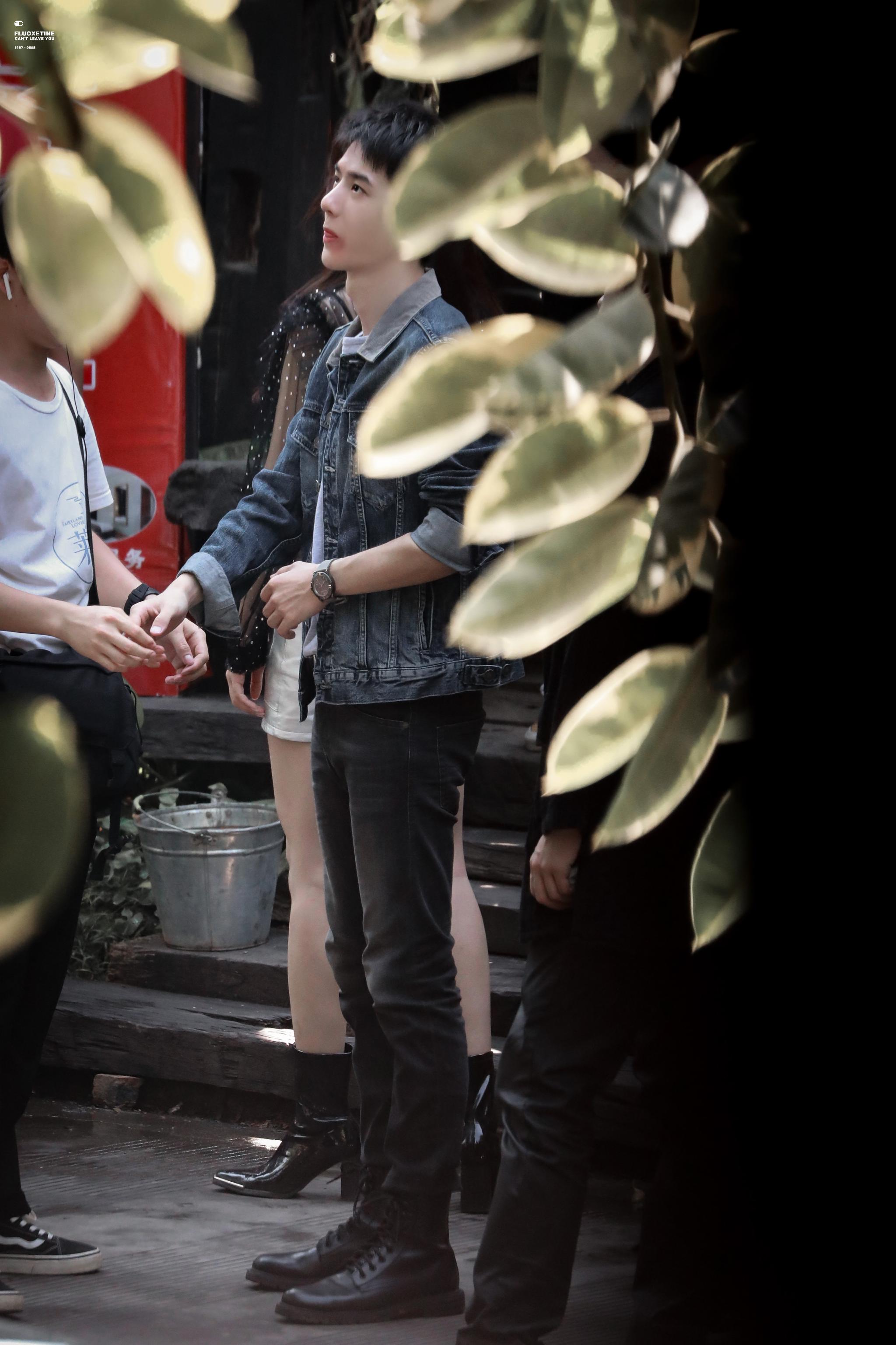 王一博《冰雨火》最新路透饭拍 牛仔裤马丁靴的陈警官帅补货了