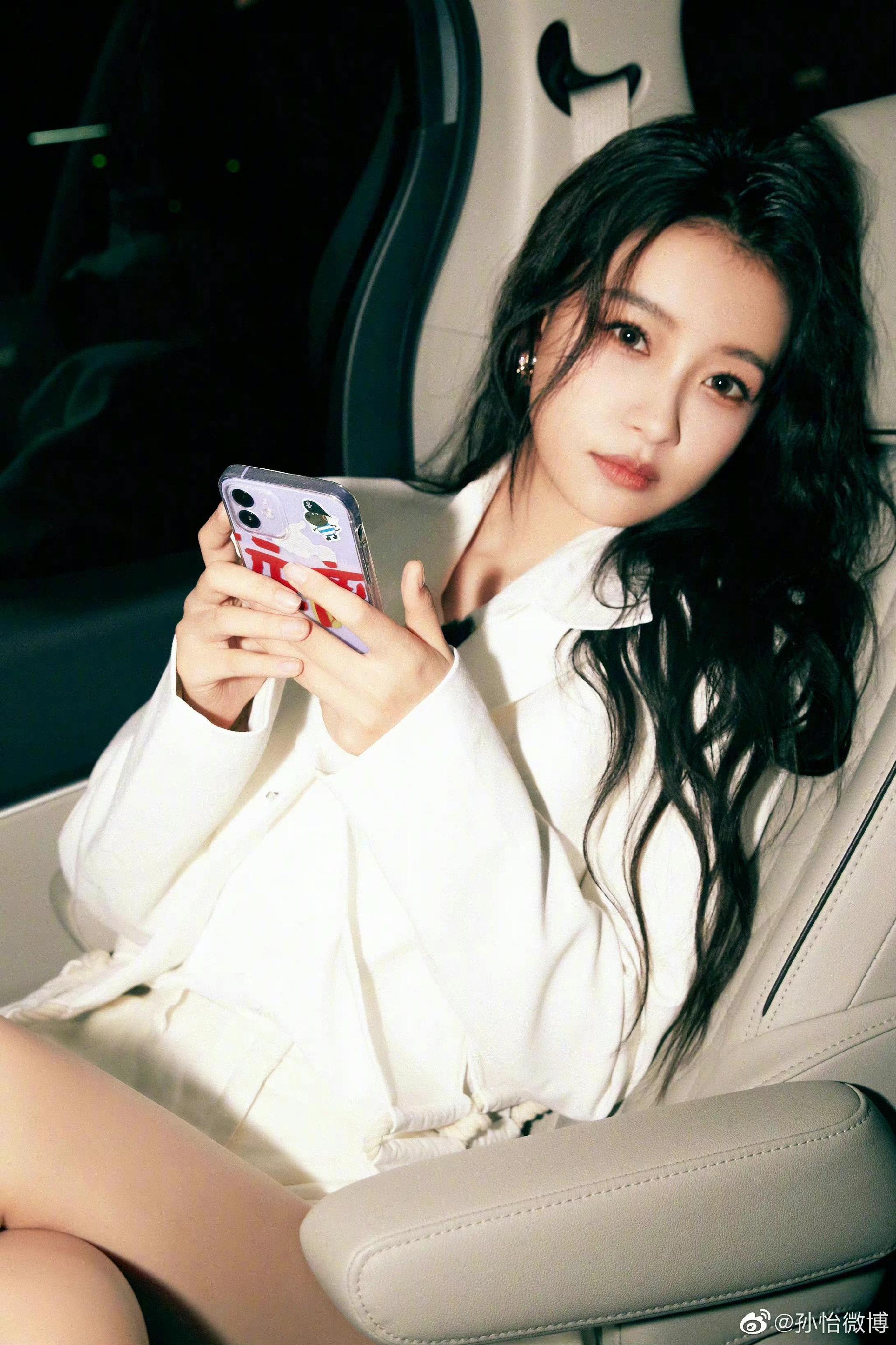 7/ 9孙怡晒迪士尼游玩照告别九月,美女笑起来好甜,这是在逃公主回家了