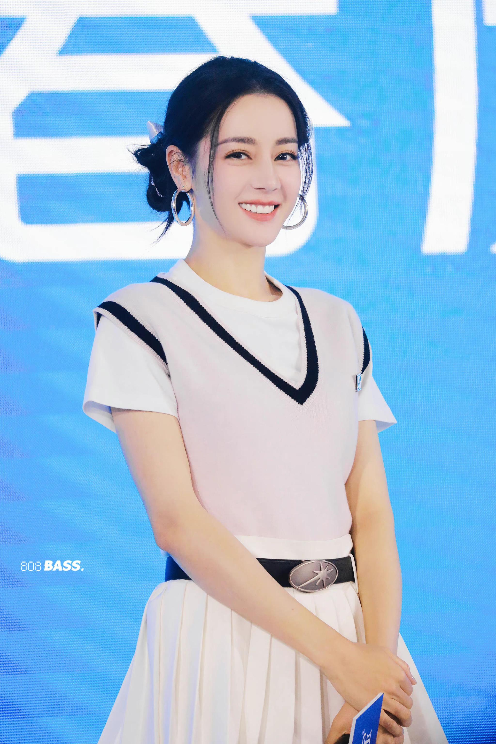 迪丽热巴今日份直播造型好美啊!|迪丽热巴|造型|学院风_新浪新闻