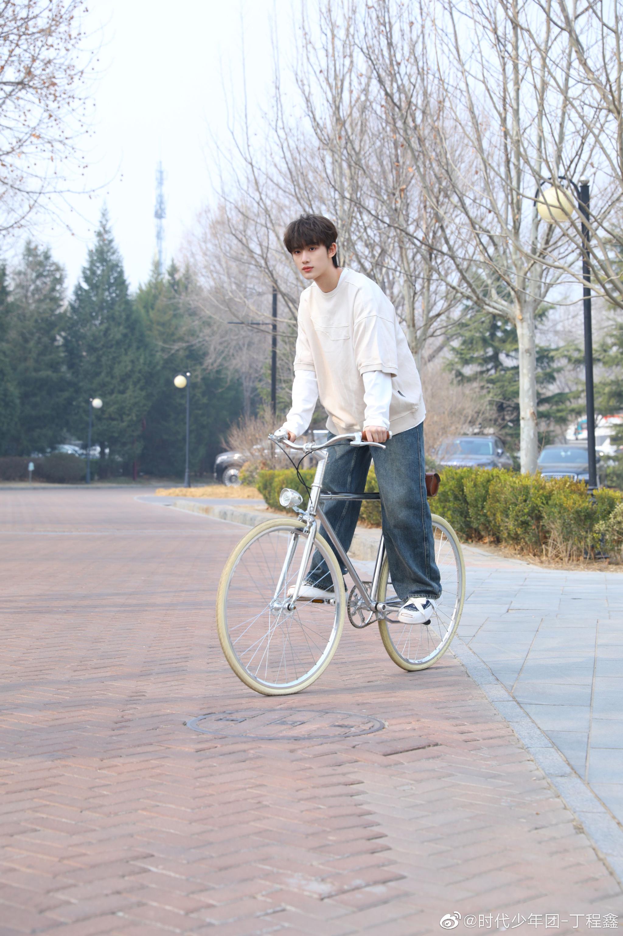 穿着卫衣的阳光开朗大男孩_高清图集_新浪网