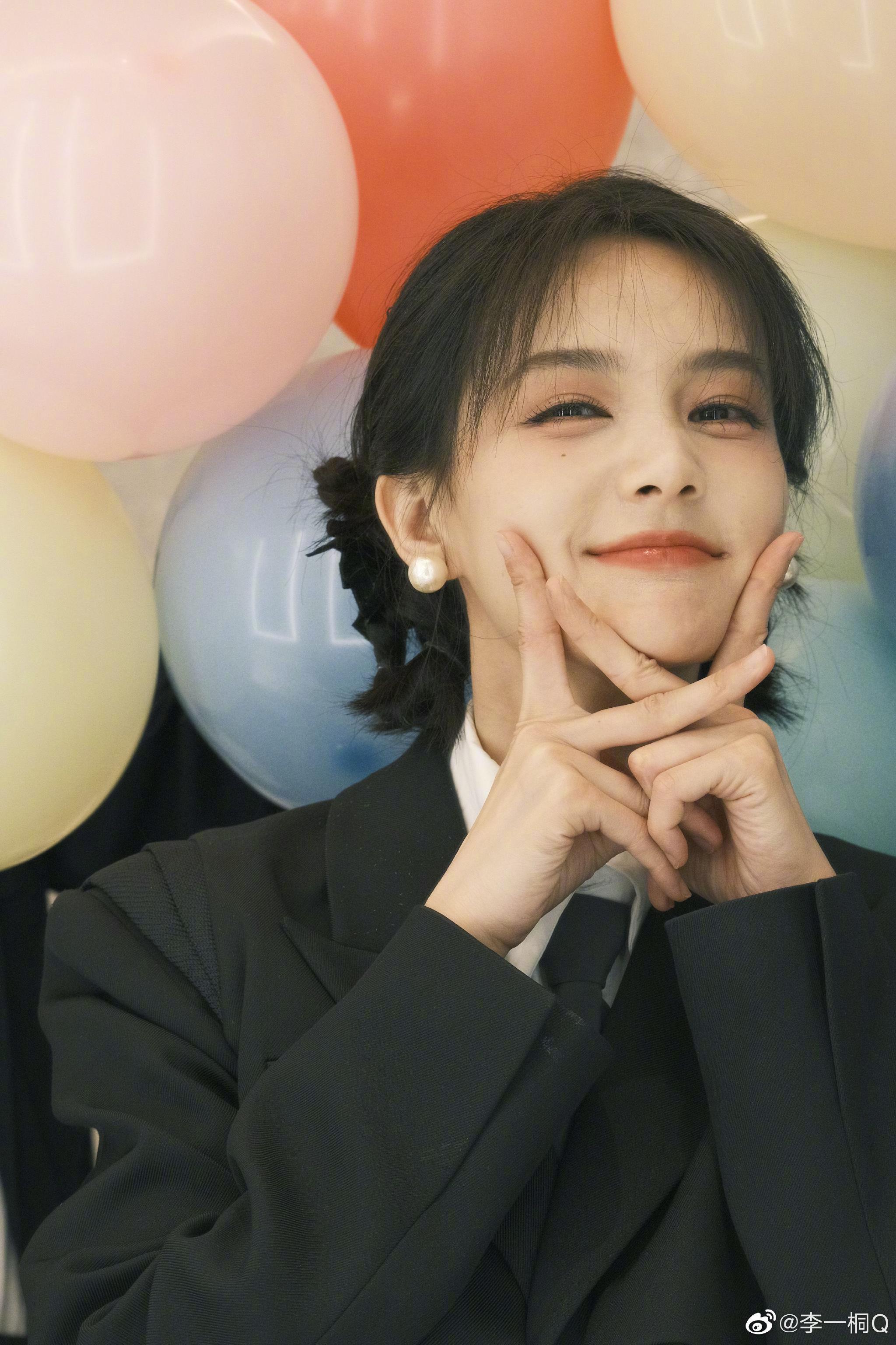 李一桐对镜自拍四宫格🈶️ 查收一只美貌小花朵桐桐