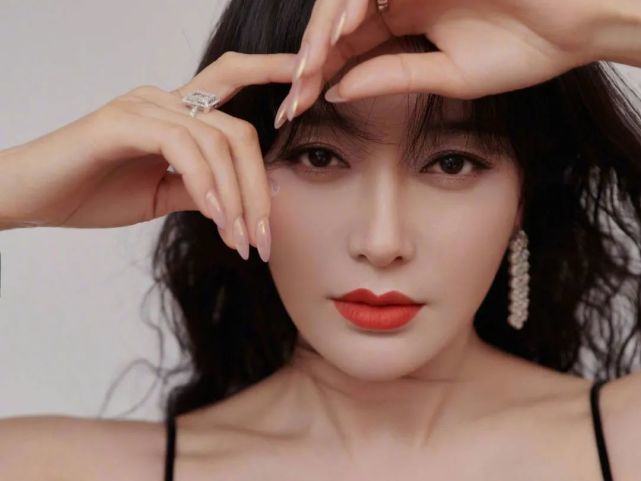 秦岚一滴泪天上一颗星美了18年的秦岚值得这样的盛赞