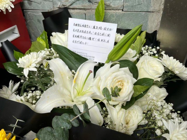 D2809次动车司机杨勇遗体告别仪式在遵义举行 儿子跪地喊“爸爸走好”休闲区蓝鸢梦想 - Www.slyday.coM D2809次动车司机杨勇遗体告别仪式在遵义举行 儿子跪地喊“爸爸走好”休闲区蓝鸢梦想 - Www.slyday.coM