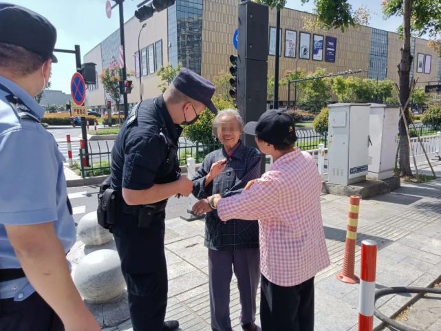 “牵着手,让我带你回家!”临平街头,这是最美的遇见休闲区蓝鸢梦想 - Www.slyday.coM “牵着手,让我带你回家!”临平街头,这是最美的遇见休闲区蓝鸢梦想 - Www.slyday.coM