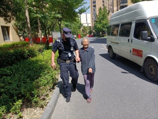 “牵着手,让我带你回家!”临平街头,这是最美的遇见休闲区蓝鸢梦想 - Www.slyday.coM “牵着手,让我带你回家!”临平街头,这是最美的遇见休闲区蓝鸢梦想 - Www.slyday.coM