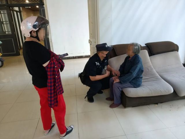 “牵着手,让我带你回家!”临平街头,这是最美的遇见休闲区蓝鸢梦想 - Www.slyday.coM “牵着手,让我带你回家!”临平街头,这是最美的遇见休闲区蓝鸢梦想 - Www.slyday.coM