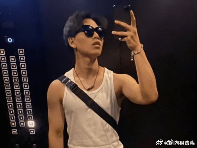 陈坤晒出19岁儿子陈尊佑近照,配文儿子剪了短发