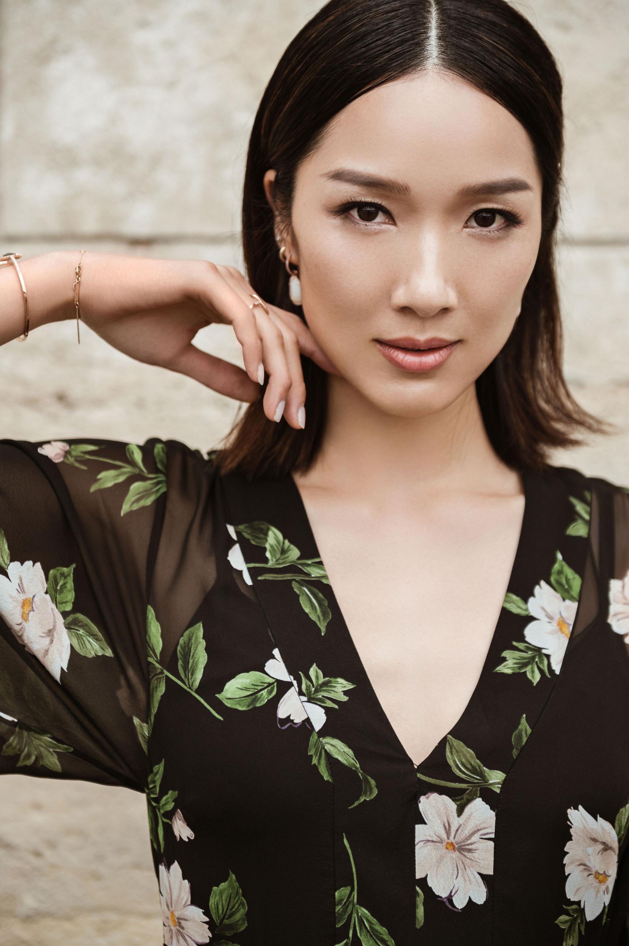 曝光孕前街拍造型,身穿黑色印花长裙……|李亚男_新浪新闻