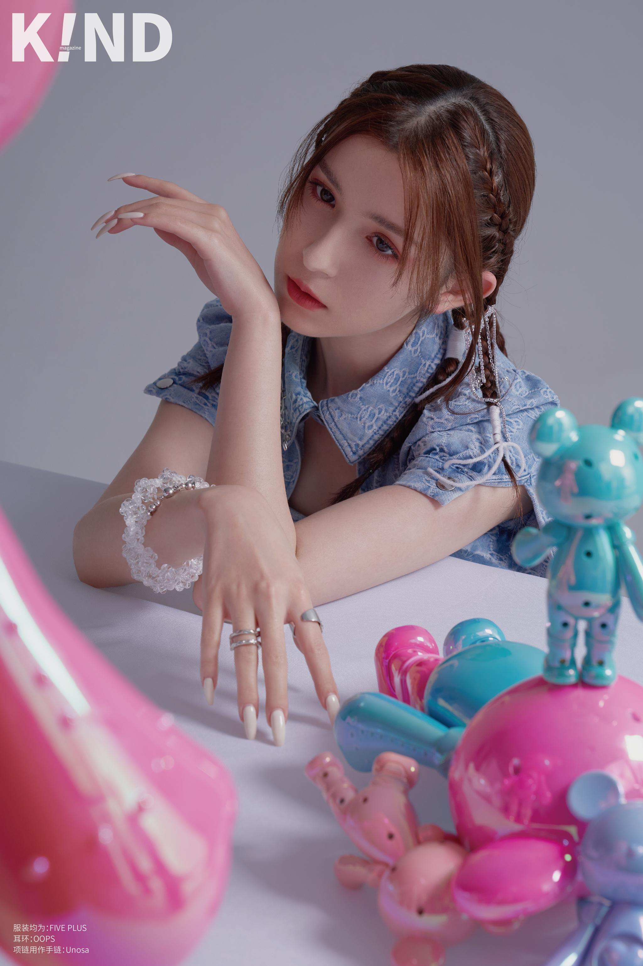 哈妮克孜最新杂志造型出炉啦,这个绿色的蝴蝶精灵也太美了!