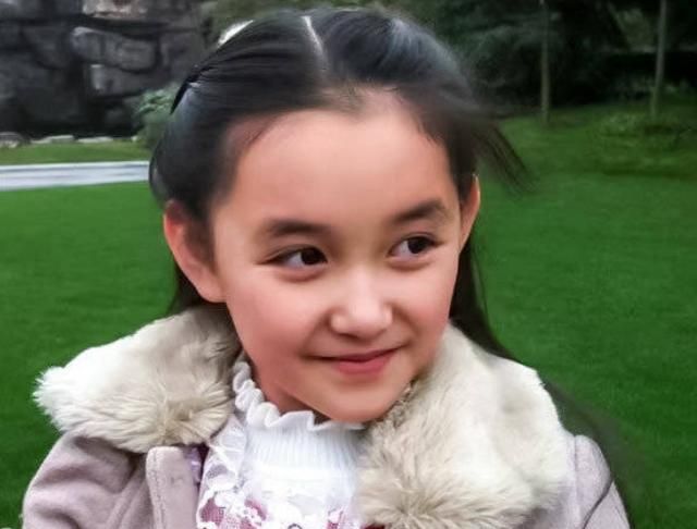蒋依依从小就进入了娱乐圈,从小就开始接触拍戏,小时候也是甜美可爱